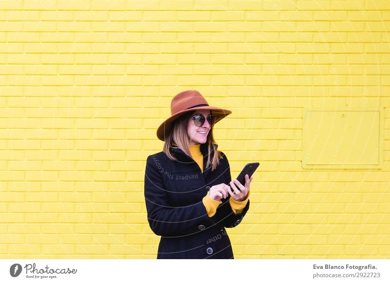 junge Frau im Freien mit Handy und Lächeln Lifestyle Stil Glück schön Haare & Frisuren Telefon PDA Technik & Technologie Mensch feminin Junge Frau Jugendliche