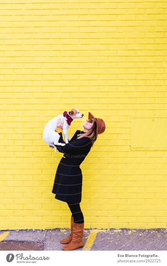 junge schöne Frau, die Spaß mit ihrem Hund im Freien hat. Lifestyle Stil Freude Glück Freizeit & Hobby Junge Frau Jugendliche Erwachsene Freundschaft 1 Mensch