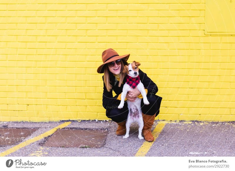 junge schöne Frau, die Spaß mit ihrem Hund im Freien hat. Lifestyle Stil Freude Glück Freizeit & Hobby feminin Junge Frau Jugendliche Erwachsene Freundschaft 1