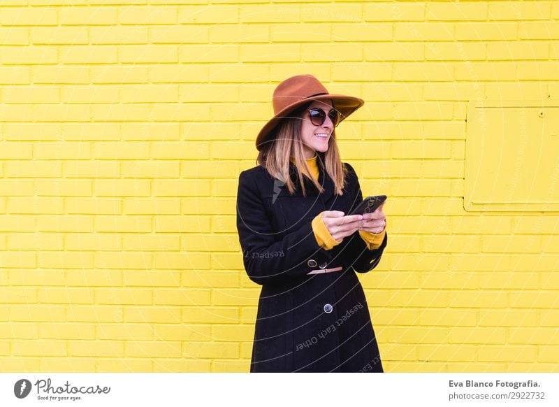 junge Frau im Freien mit Handy und Lächeln Lifestyle Stil Glück schön Haare & Frisuren Telefon PDA Technik & Technologie Mensch feminin Junge Frau Jugendliche