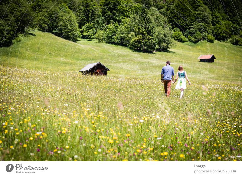 glückliche Liebhaber im Urlaub in den Alpenbergen Abenteuer Hintergrund schön heiter Landschaft Paar Europa Frau Feld Blume Wald Mädchen grün Hände Fröhlichkeit