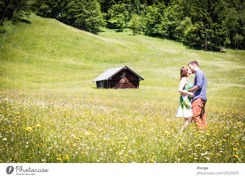 glückliche Liebhaber im Urlaub in den Alpenbergen Lifestyle Glück schön Leben Erholung Ferien & Urlaub & Reisen Abenteuer Sommer Berge u. Gebirge Frau