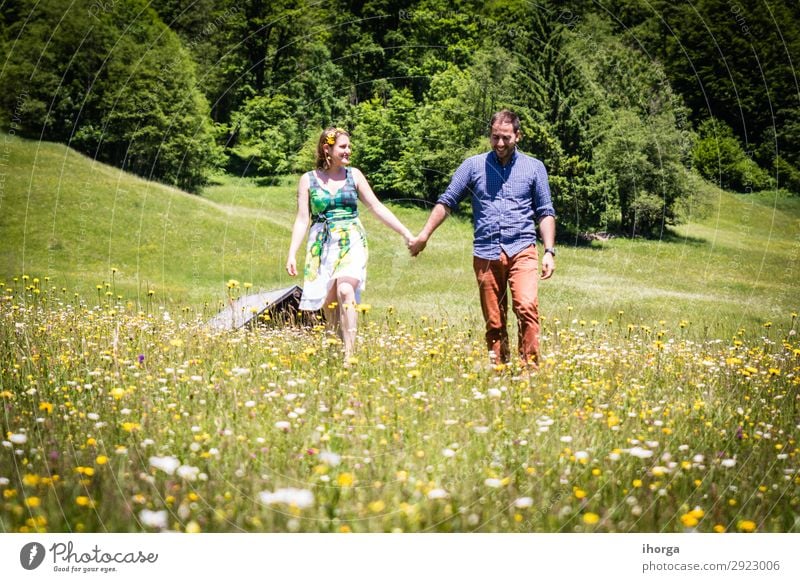 glückliche Liebhaber im Urlaub in den Alpenbergen Lifestyle schön Leben Erholung Ferien & Urlaub & Reisen Abenteuer Sommer Berge u. Gebirge Frau Erwachsene Mann