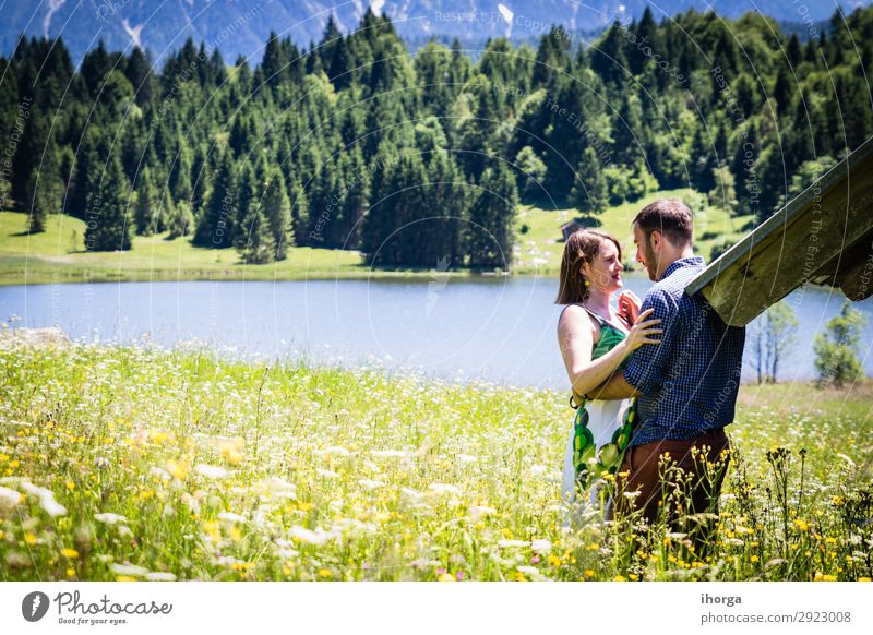 glückliche Liebhaber im Urlaub in den Alpenbergen Lifestyle Glück schön Leben Erholung Ferien & Urlaub & Reisen Abenteuer Sommer Berge u. Gebirge Frau