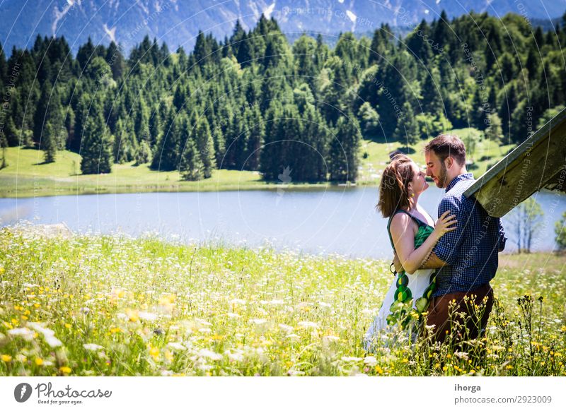 glückliche Liebhaber im Urlaub in den Alpenbergen Lifestyle Glück schön Leben Erholung Ferien & Urlaub & Reisen Abenteuer Sommer Berge u. Gebirge Frau