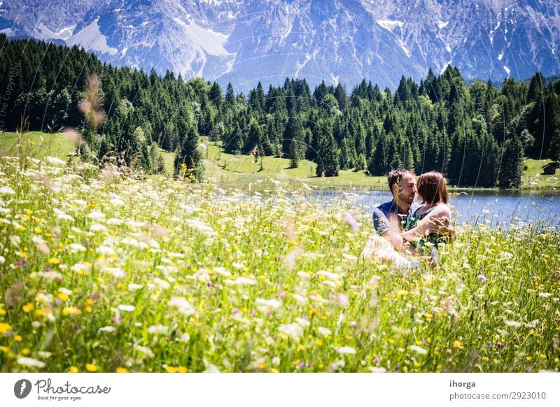 glückliche Liebhaber im Urlaub in den Alpenbergen Lifestyle schön Leben Erholung Ferien & Urlaub & Reisen Abenteuer Sommer Berge u. Gebirge Mensch Frau