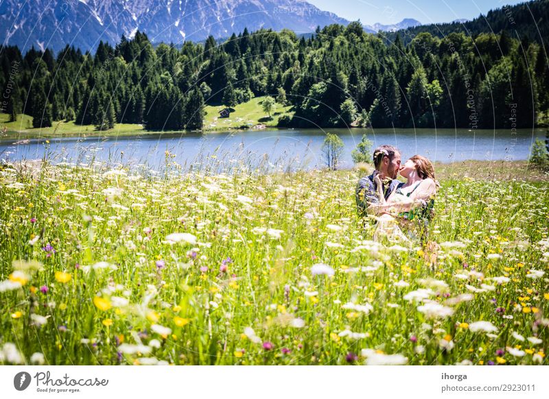 glückliche Liebhaber im Urlaub in den Alpenbergen Abenteuer Hintergrund schön heiter Landschaft Paar Europa Frau Feld Blume Wald Mädchen grün Hände Fröhlichkeit