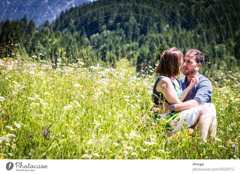 glückliche Liebhaber im Urlaub in den Alpenbergen Lifestyle Glück schön Leben Erholung Ferien & Urlaub & Reisen Abenteuer Sommer Berge u. Gebirge Frau