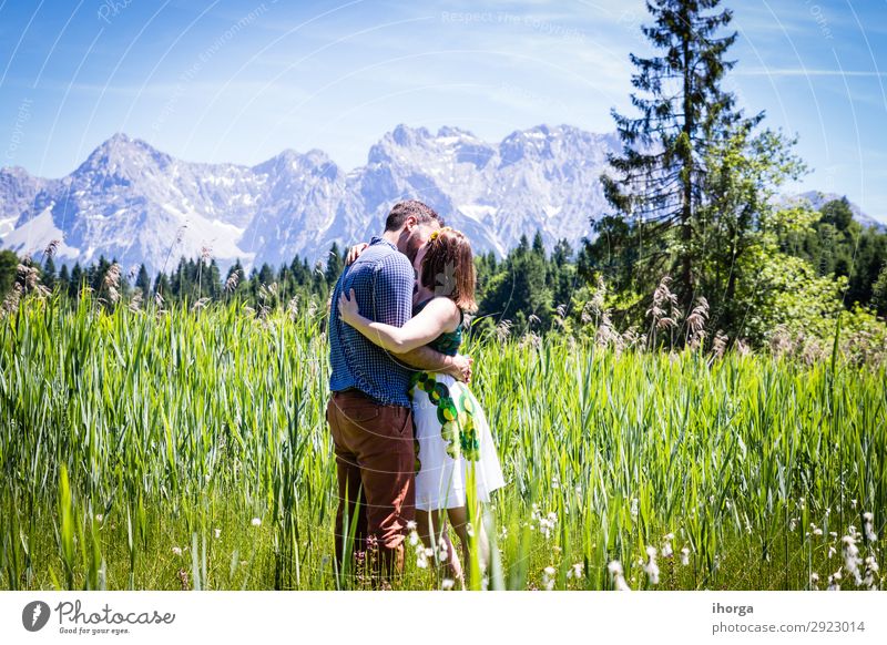 glückliche Liebhaber im Urlaub in den Alpenbergen Lifestyle Glück schön Leben Erholung Ferien & Urlaub & Reisen Abenteuer Sommer Berge u. Gebirge Frau