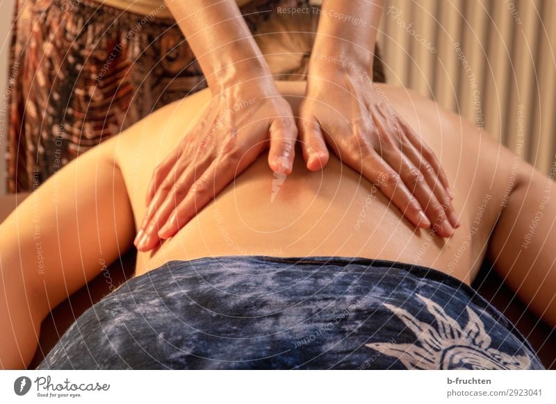 Massieren, Hände, Rückenmassage Gesundheit Gesundheitswesen Behandlung Wellness harmonisch Wohlgefühl Erholung ruhig Kur Spa Massage Frau Erwachsene Hand Finger