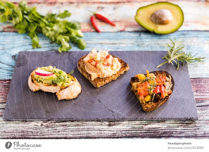 Drei verschiedene vegane Bruschetta Gemüse Frucht Brot Mittagessen Abendessen Büffet Brunch Vegetarische Ernährung Italienische Küche Gesundheit