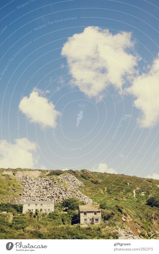 alte häuser | zweisamkeit Umwelt Natur Landschaft Urelemente Erde Himmel Wolken Schönes Wetter Gras Sträucher Wiese Hügel Menschenleer Haus Einfamilienhaus