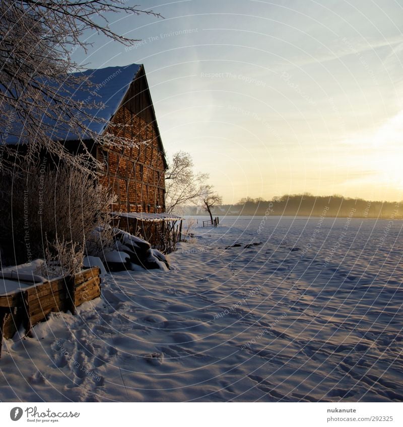 alte Häuser | Fachwerk mit Sonne und Schnee Winter Haus Architektur Landschaft Sonnenlicht Feld Gebäude Scheune Stein Holz historisch Originalität blau braun