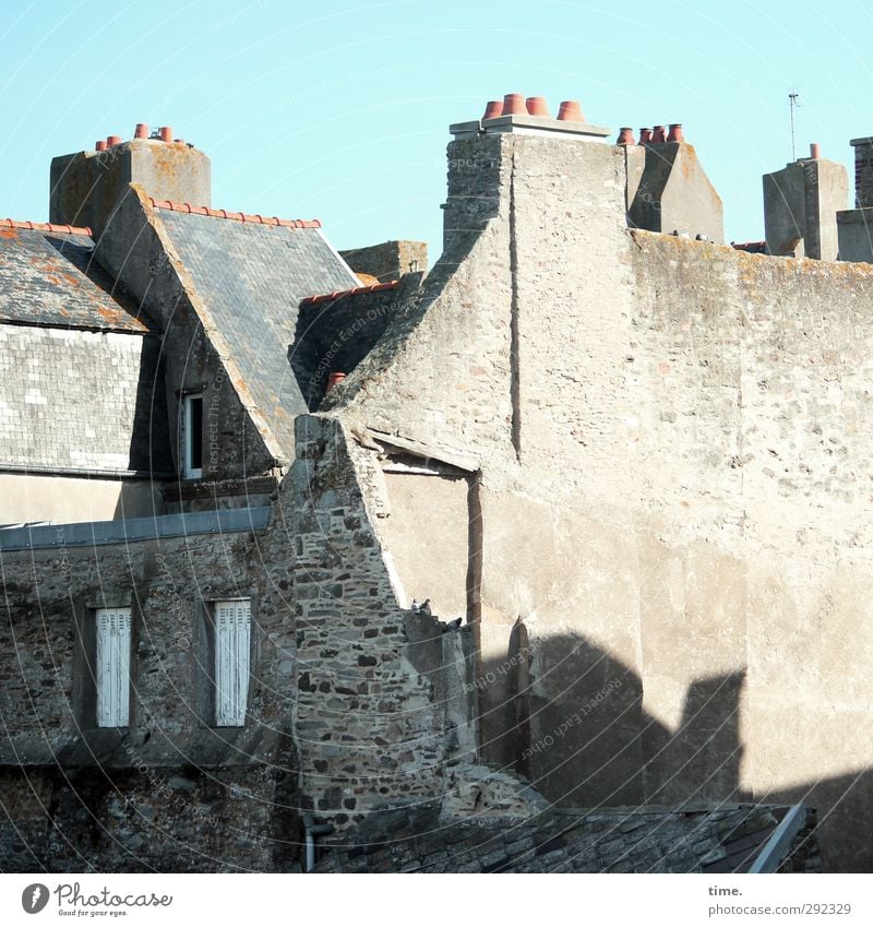 Alte Häuser | temporäre Belüftung Himmel Schönes Wetter Stadt Hafenstadt Altstadt Haus Bauwerk Gebäude Architektur Mauer Wand Schornstein alt eckig historisch