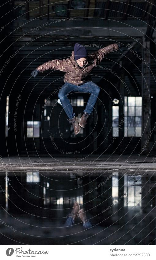 Alte Häuser | Spiegelbild Stil Leben Mensch Junger Mann Jugendliche 18-30 Jahre Erwachsene Winter Industrieanlage Fabrik Ruine Architektur Fenster Mütze