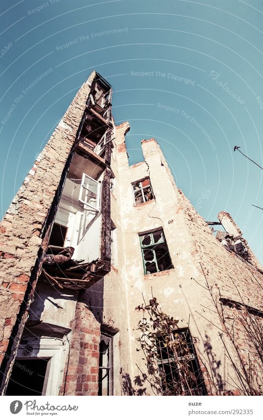 Alte Häuser | bis auf die Grundmauern Umwelt Himmel Ruine Gebäude Architektur Fassade Fenster Stein alt außergewöhnlich historisch hoch kaputt blau Verfall