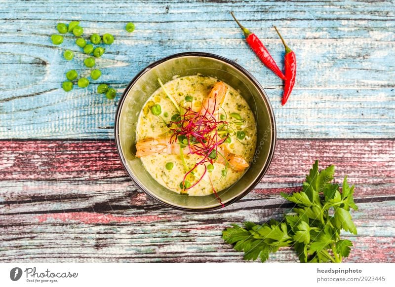 Kokos Erbsen Suppe mit Garnelen Lebensmittel Meeresfrüchte Gemüse Ingwer Kokosnuss Krabbe Ernährung Mittagessen Abendessen Büffet Brunch Festessen