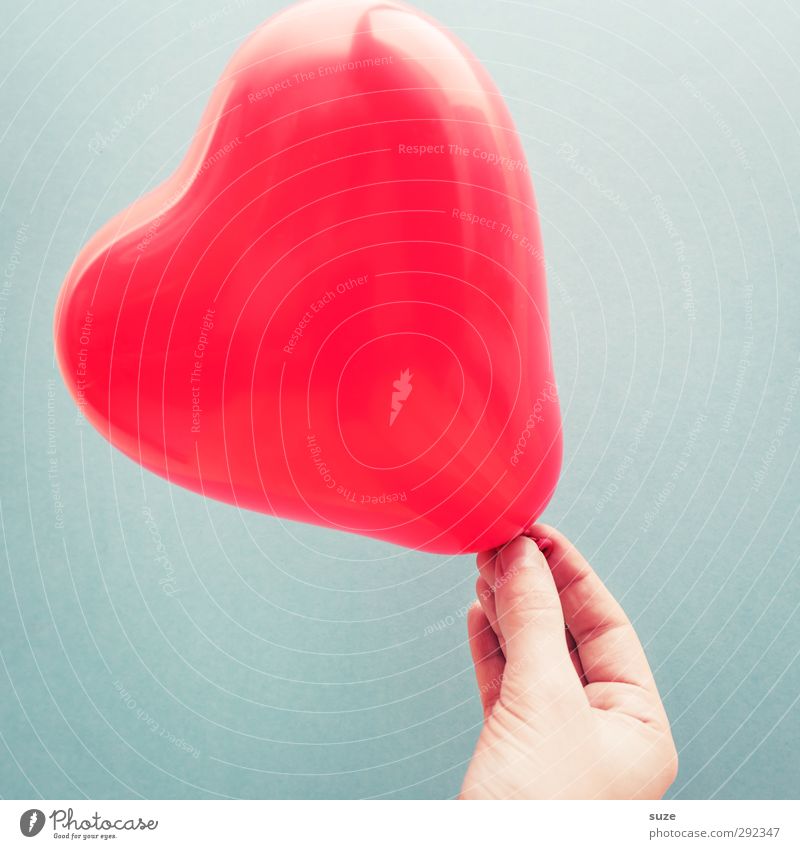 Herz in Händen Lifestyle Feste & Feiern Valentinstag Muttertag Hand Finger Luft Dekoration & Verzierung Luftballon Zeichen festhalten Glück schön Kitsch