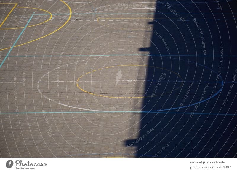 bunte Linien auf dem Boden auf dem Basketballplatz Korb Sport Gerichtsgebäude Feld Markierungen Farbe mehrfarbig Spielen alt Straße Park Spielplatz