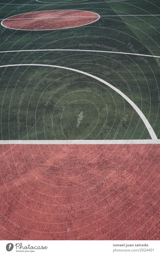 grüne und rote Linien auf dem Boden auf dem Basketballplatz Korb Sport Gerichtsgebäude Feld Markierungen Farbe mehrfarbig Spielen alt Straße Park Spielplatz