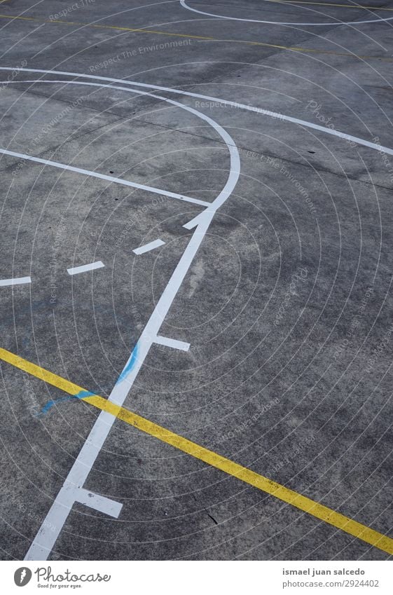 Linien auf dem Boden auf dem Basketballplatz auf der Straße. Korb Sport Gerichtsgebäude Feld Markierungen Farbe mehrfarbig Spielen alt Park Spielplatz