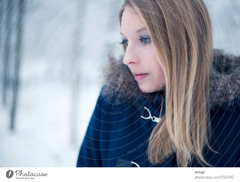 ocean feminin Junge Frau Jugendliche 1 Mensch 18-30 Jahre Erwachsene Winter Pelzmantel blond schön kalt blau Farbfoto Außenaufnahme Tag Schwache Tiefenschärfe