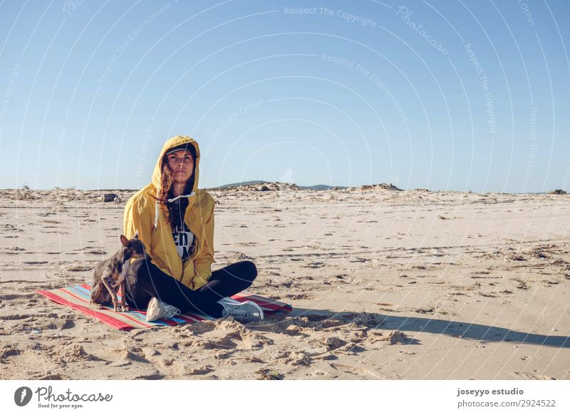 Junge und brünette Frau mit ihrem kleinen Hund am Strand. Lifestyle Ferien & Urlaub & Reisen Tourismus Ausflug Meer Insel Sport Erwachsene 30-45 Jahre Natur