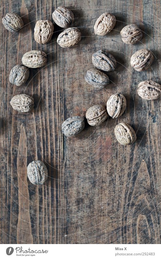 Nüsse auf dem Tisch Lebensmittel Ernährung Gesundheit lecker Nuss Walnuss Nussschale Holz Holztisch hart Farbfoto Gedeckte Farben Nahaufnahme