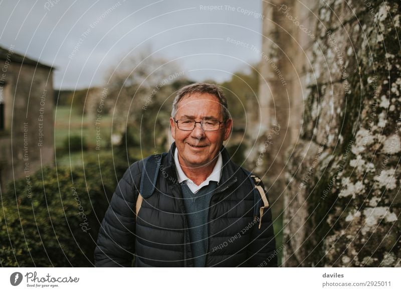 Glücklicher Senior mit Blick auf die Kamera Lifestyle Freude Freizeit & Hobby Abenteuer Winter Berge u. Gebirge wandern Ruhestand Mensch Mann Erwachsene