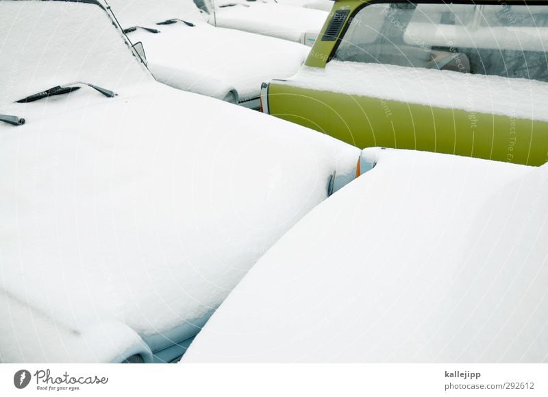 ostblock Kultur Verkehr Verkehrsmittel Autofahren Verkehrsstau Fahrzeug PKW kalt Winter Schneefall Oldtimer Sowjetunion Trabbi Parkplatz Reihe Farbfoto