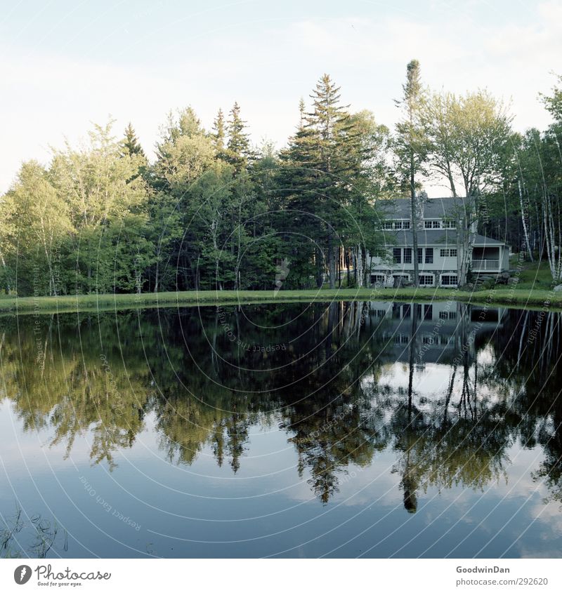 Hier lässt es sich leben. Umwelt Natur Urelemente Erde Wasser Wolken Sommer Wetter Park Teich Kleinstadt Stadt Stadtrand Menschenleer Haus Traumhaus alt groß