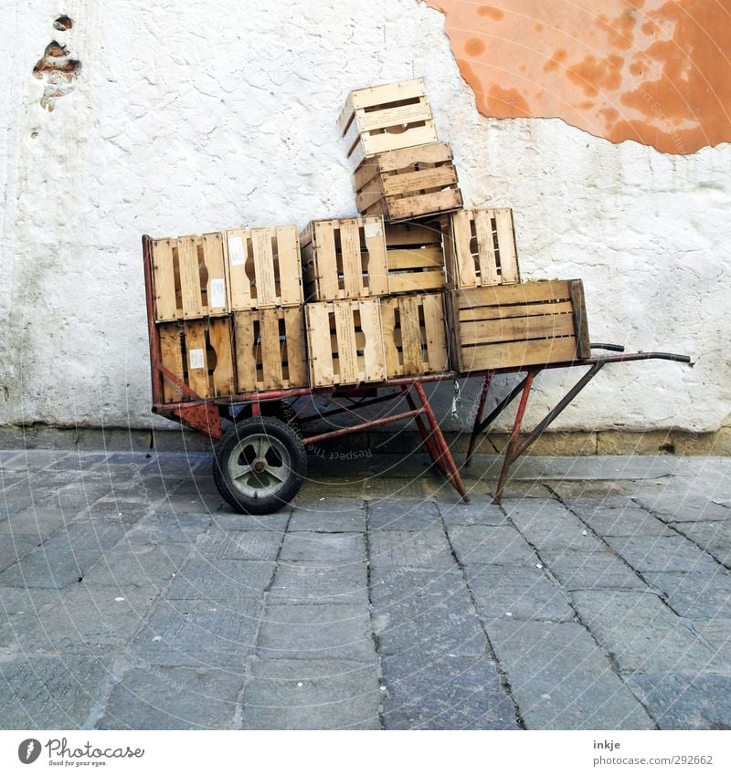 Volle Ladung Venedig Fischerdorf Menschenleer Marktplatz Mauer Wand Fassade Schubkarre Kasten Stein Beton Holz alt Armut hoch anstrengen Stress Nostalgie