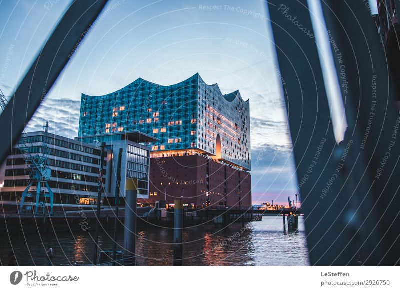 Elbphilharmonie Sunset Himmel Schönes Wetter Hamburg Stadt Hafenstadt Stadtrand Haus Brücke Bauwerk Architektur Fassade Sehenswürdigkeit Wahrzeichen Schifffahrt