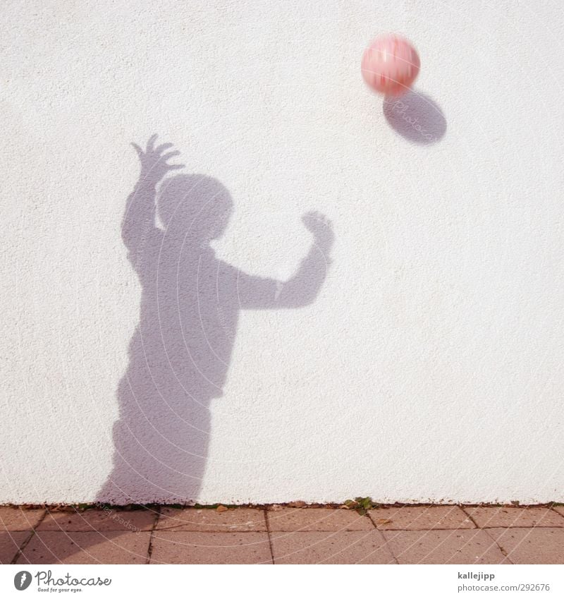 balljunge Mensch Junge Leben Körper 1 Spielen Sport Ball fangen werfen Ballsport rosa Kind Mauer Farbfoto Außenaufnahme Licht Schatten Kontrast Silhouette