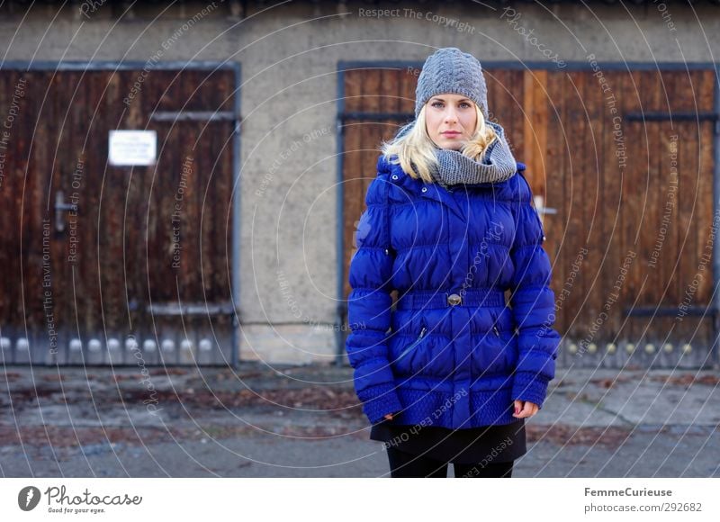 Ich seh' blau. feminin Junge Frau Jugendliche Erwachsene 1 Mensch 18-30 Jahre Idylle kalt Natur schön Winter Winterstimmung Mantel Daunenmantel Steppmantel