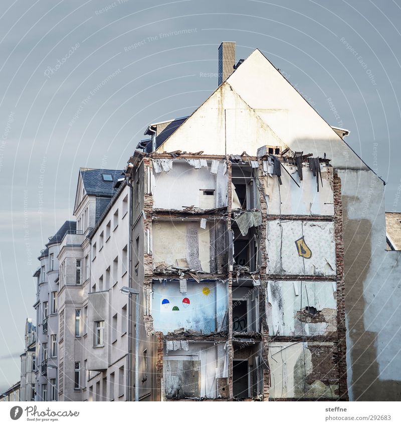 Abrissparty Wolkenloser Himmel Chemnitz Stadt Haus Ruine Mauer Wand Fassade außergewöhnlich Luftballon Kinderzimmer Sanieren Zerreißen Dekonstruktion Farbfoto