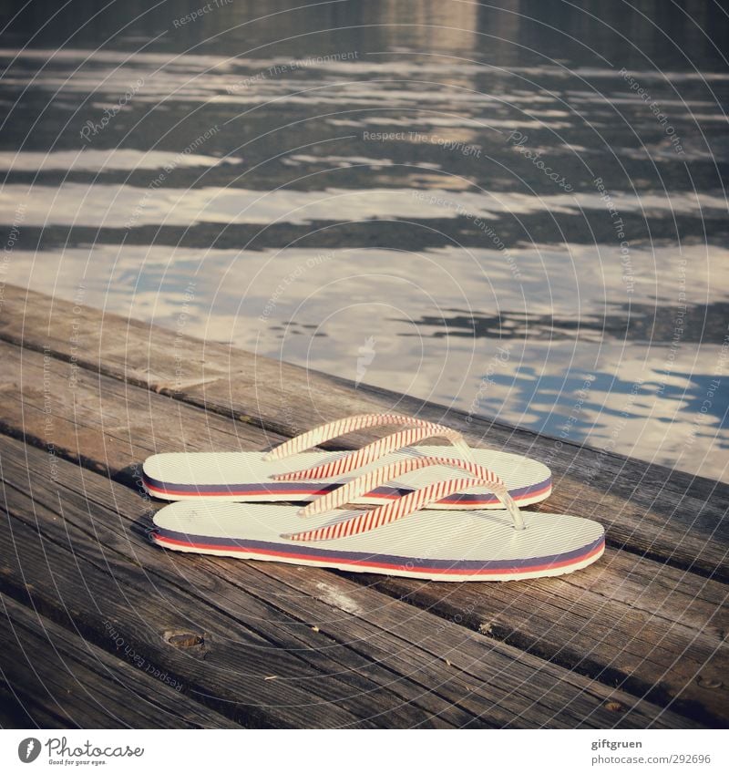 untergetaucht Bekleidung Schuhe Flipflops Schwimmen & Baden Streifen Steg Seeufer Gewässer Wasseroberfläche Urelemente Holz Holzstruktur Schlappen zurücklassen