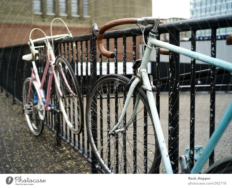 Urban Velo Lifestyle Freude Tourismus Städtereise Fahrradtour Fahrradfahren Rennrad Architektur London Großbritannien Hauptstadt Stadtzentrum Menschenleer Platz