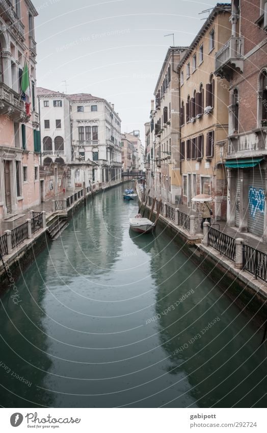 Canale piccolo schlechtes Wetter Nebel Regen Kanal Venedig Hafenstadt Stadtzentrum Menschenleer Haus Verkehrswege Wege & Pfade trist mehrfarbig Häuserzeile eng