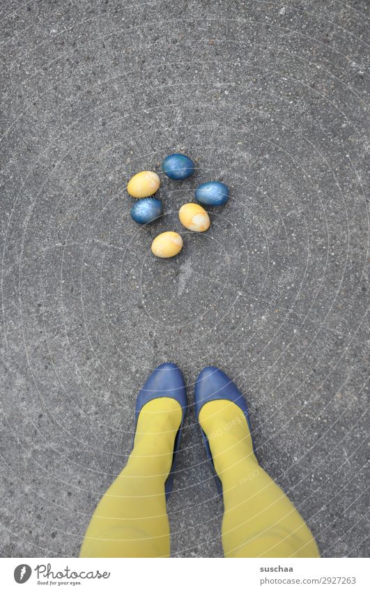 .. oder osterhasi beine füße Strümpfe gelb Schuhe Dame Frau weiblich Straße Asphalt lustig seltsam eier bemalt Osterei Ostern blau