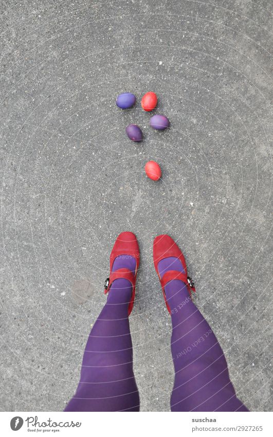 ostern rot/lila Ostern Osterei Tradition Ei gekochte Eier bunte Eier violett Beine weiblich Frau Strümpfe Füße Straße Damenschuhe Asphalt seltsam skurril lustig