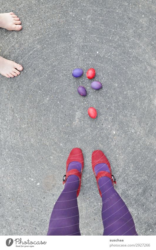 ostern rot/lila + zuschauer Ostern Osterei Ei gekochte Eier bunte Eier gelb blau Beine weiblich Frau Strümpfe Füße Straße Asphalt seltsam skurril lustig