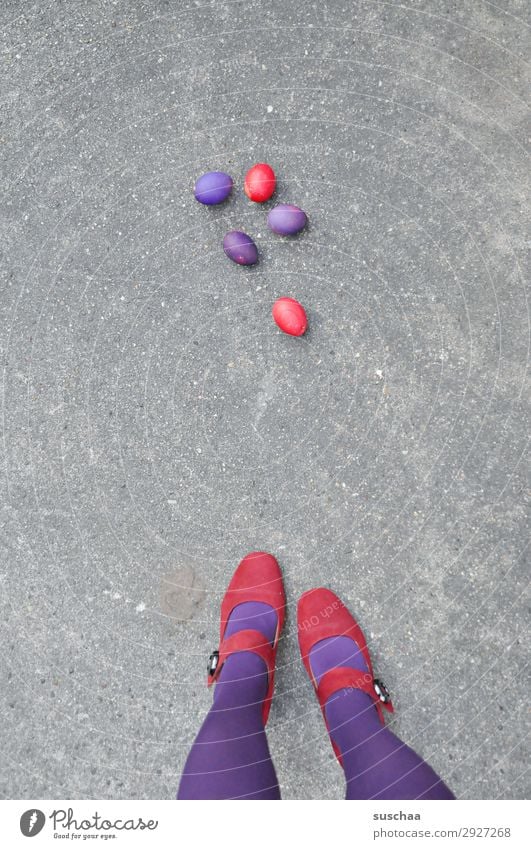 ostern rot/lila (wadenlänge) Ostern Osterei Tradition Ei gekochte Eier bunte Eier violett Beine weiblich Frau Strümpfe Füße Straße Damenschuhe Asphalt seltsam