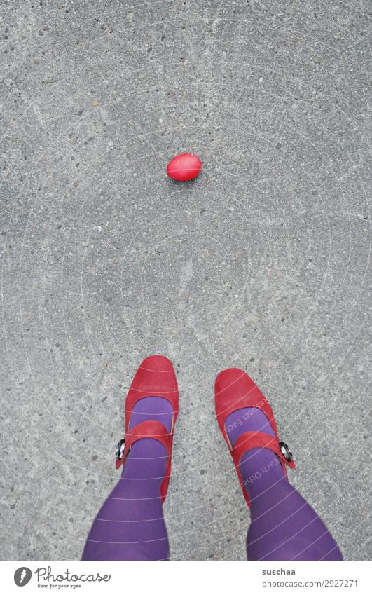 ein rotes osterei Ostern Osterei einzeln Ei Straße Asphalt Frau Beine Strümpfe weiblich stehen violett Damenschuhe skurril seltsam