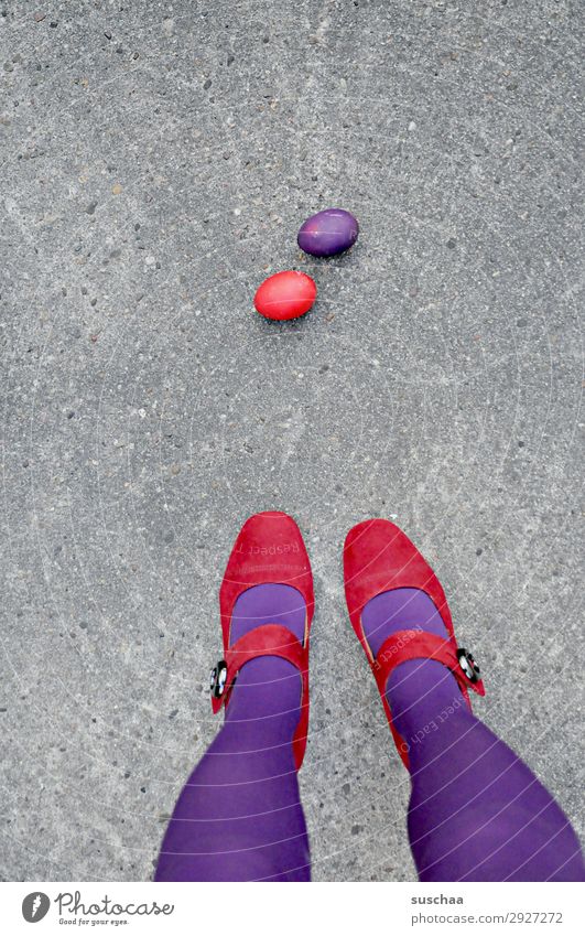 zwei ostereier Ostern Osterei rot violett 2 Ei Straße Asphalt Frau Beine Strümpfe weiblich stehen Damenschuhe skurril seltsam