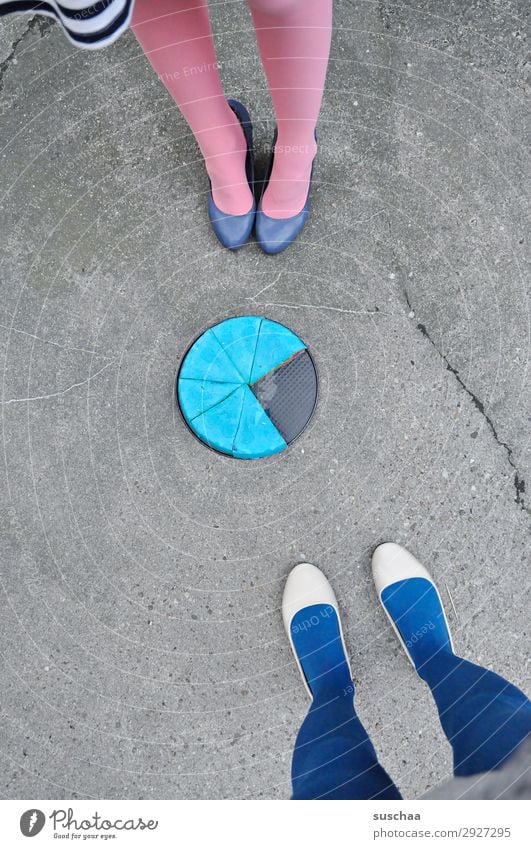 caketime Fuß Beine Frau 2 Menschen Ballerina Damenschuhe weiblich Strümpfe Straße Asphalt stehen Kuchen Kuchenblech seltsam skurril Virtel Geburtstagstorte