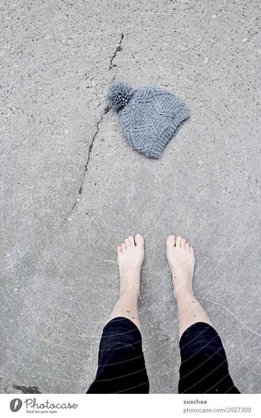 aprilwetter Frau Fuß Zehen Beine weiblich Barfuß nackt Straße Asphalt kalt Wärme Sommer Winter Mütze Wollmütze Wetter Aprilwetter Klima Klimawandel