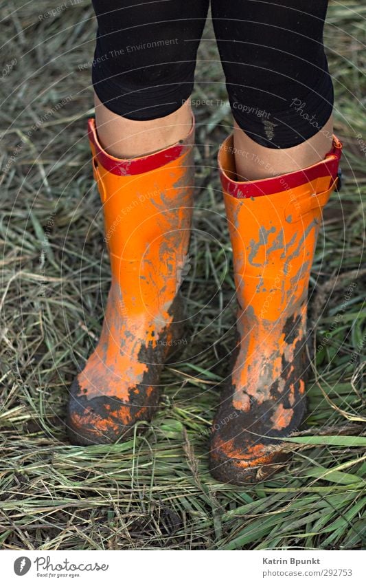 gumboots #2 Beine 1 Mensch schlechtes Wetter Wiese Schlamm Gummistiefel stehen Farbfoto Außenaufnahme