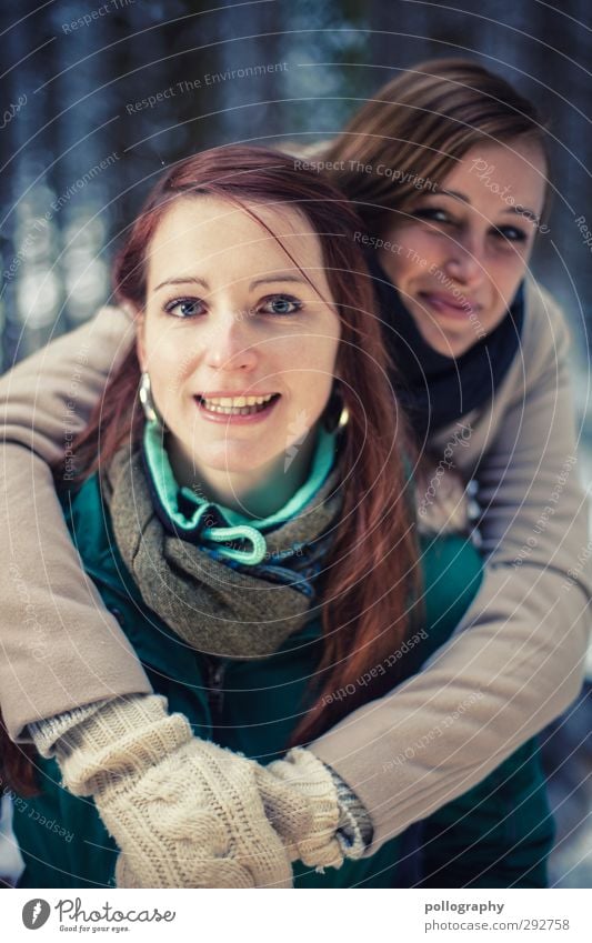 sisterpower Mensch feminin Junge Frau Jugendliche Erwachsene Geschwister Schwester Freundschaft Leben 2 18-30 Jahre Winter Schönes Wetter Wald Jacke Schal