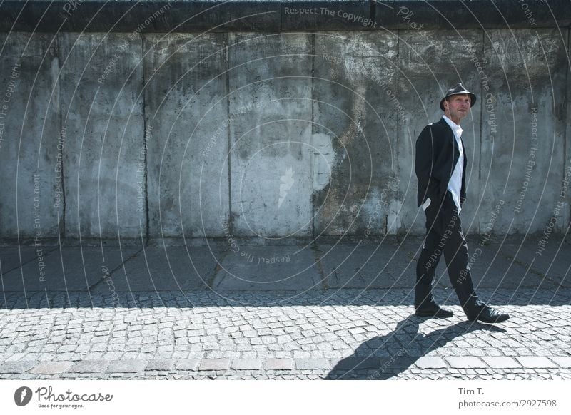 Hannes Mensch maskulin Mann Erwachsene 1 45-60 Jahre Berlin Stadt Hauptstadt Stadtzentrum Bauwerk Sehenswürdigkeit Berliner Mauer Perspektive Hannes Liebmann